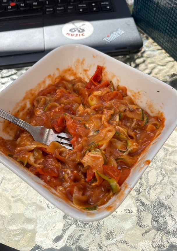Una foto de Fideos de zapallo italiano con queso y sabor a lasaña🥒🍝🧀
