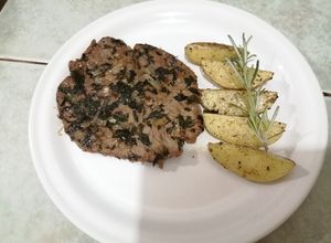 Una foto de Filete al perejil con papas rústicas