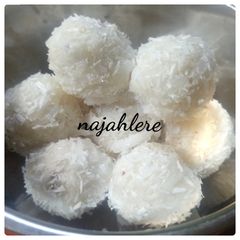 A picture of Coconut ladoo.