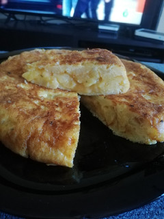 Una foto de Tortilla de patatas y ajo 🥔🥚