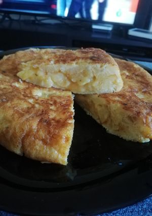 Una foto de Tortilla de patatas y ajo 🥔🥚