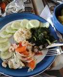 Reineta al horno con camarones, acelga y pepinos