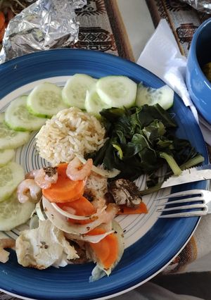 Una foto de Reineta al horno con camarones, acelga y pepinos
