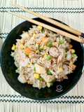 Arroz frito tres delicias con gambas