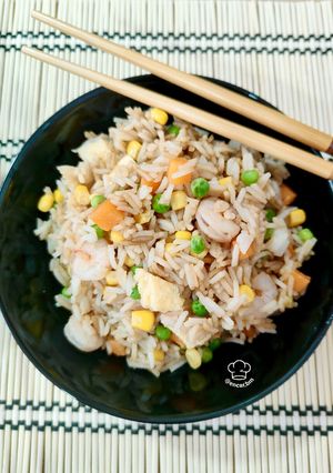 Una foto de Arroz frito tres delicias con gambas