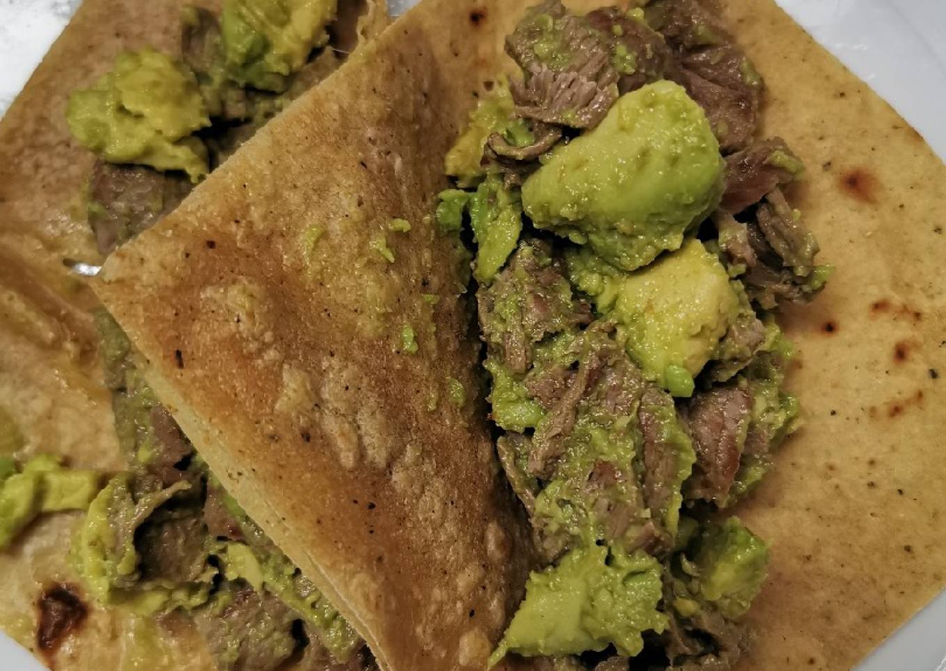 Tacos de bistec y aguacate (bistecate)