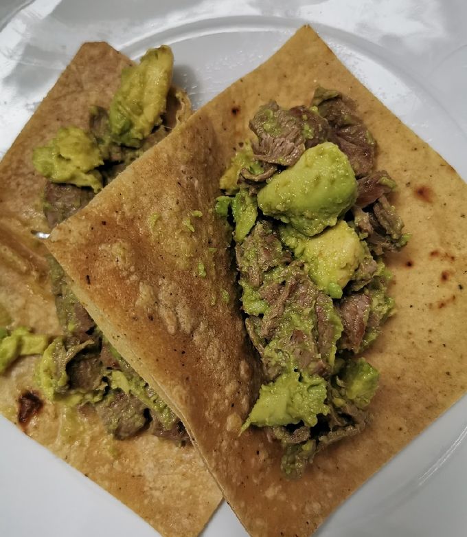 Una foto de Tacos de bistec y aguacate (bistecate)