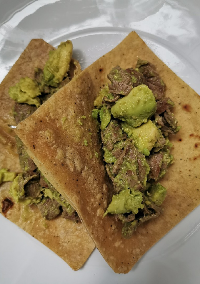 Una foto de Tacos de bistec y aguacate (bistecate)