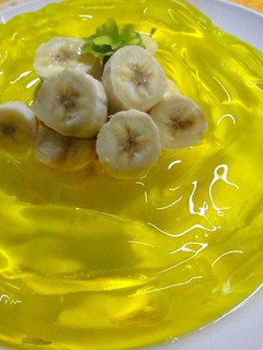 Una foto de Gelatina de limón con rodajas de banana