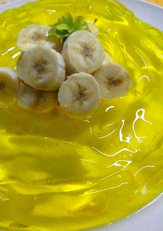Una foto de Gelatina de limón con rodajas de banana