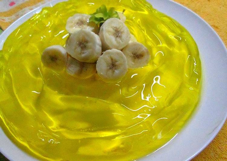 Gelatina de limón con rodajas de banana