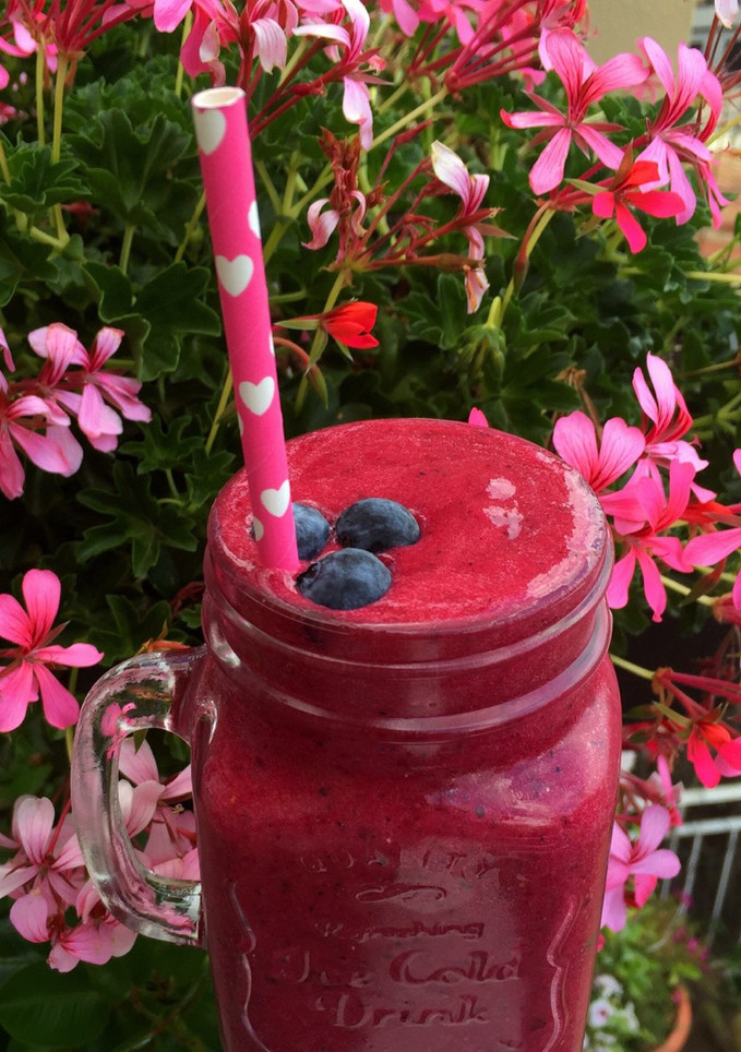 Una foto de Smoothie de frutos rojos y plátano