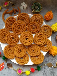 खमंग भाजणीची चकली (chakli recipe in marathi) रेसिपी चे मुख्य फोटो