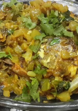A picture of Macher matha diye lau ghonto(Bengali bottlegourd with fish head).