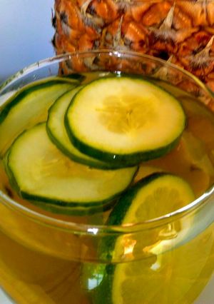 Una foto de Piña, limón y pepino!
