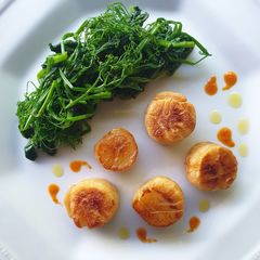 A picture of Scallop and snowpeas leaves.