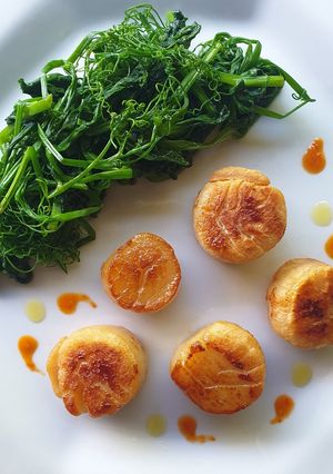 A picture of Scallop and snowpeas leaves.