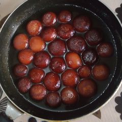 A picture of Gulab jamun.