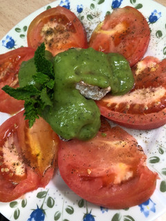 Una foto de 313. Ensalada de tomate con crujiente de tofu y salsa de guisantes (entrante ensalada)