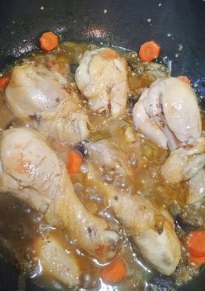 Una foto de Pollo con vegetales al wok