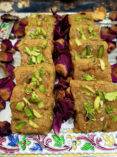 कद्दू की बर्फी(kaddu ki barfi recipe in Hindi) रेसिपी मुख्य फोटो