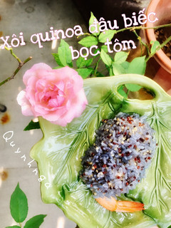 Hình của món Xôi quinoa đậu biếc bọc tôm.