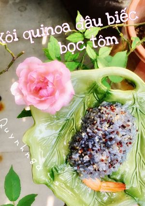 Hình của món Xôi quinoa đậu biếc bọc tôm.