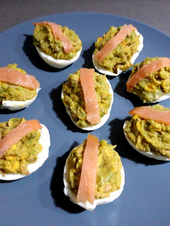 Una foto de Huevos rellenos de aguacate y atún con salmón ahumado
