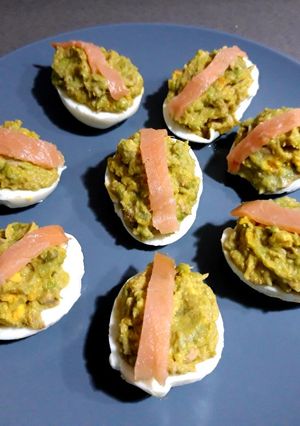 Una foto de Huevos rellenos de aguacate y atún con salmón ahumado