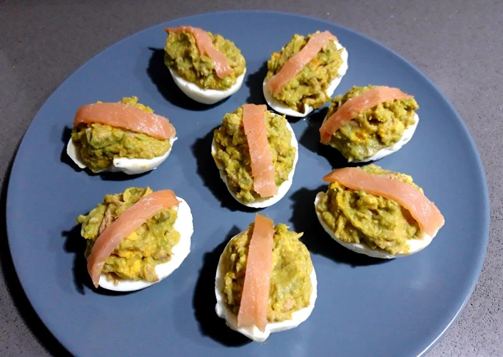 Receta Huevos rellenos de aguacate y atún con salmón ahumado