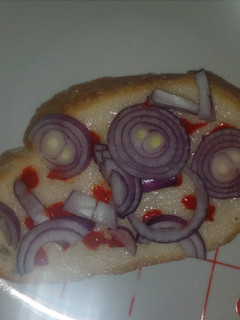 Lilahagymás, piros aranyos zsíros kenyér recept fotója
