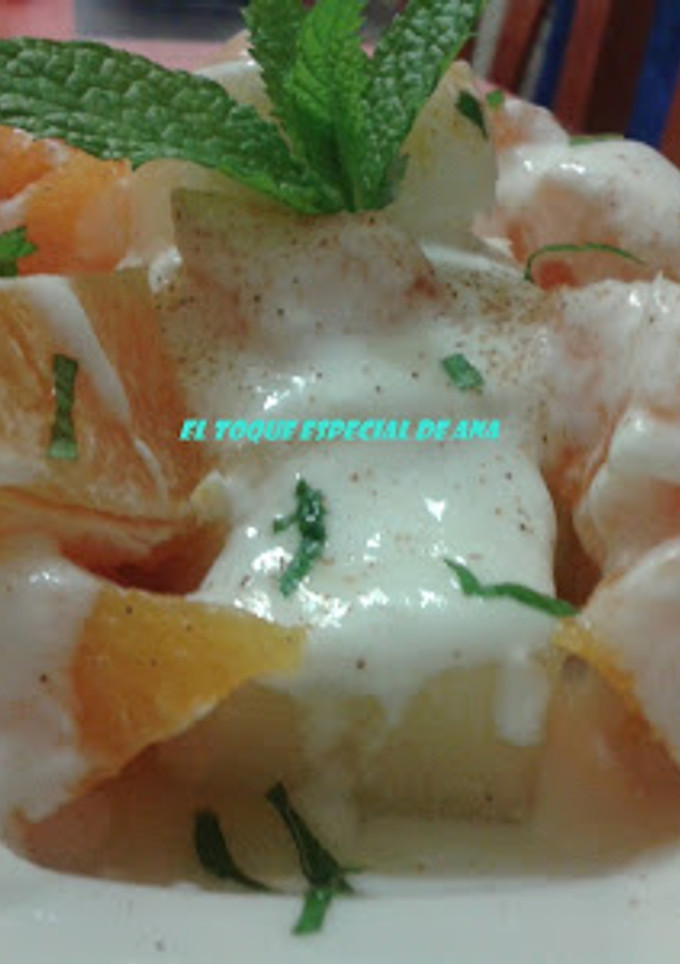 Una foto de Ensalada de frutas y yogur