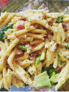 Una foto de Macarrones carbonara con brócoli y cebolla morada