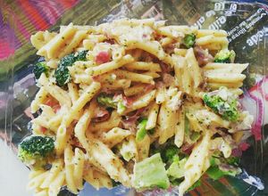 Foto principal de Macarrones carbonara con brócoli y cebolla morada