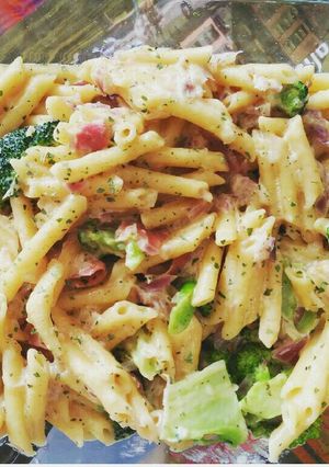 Una foto de Macarrones carbonara con brócoli y cebolla morada