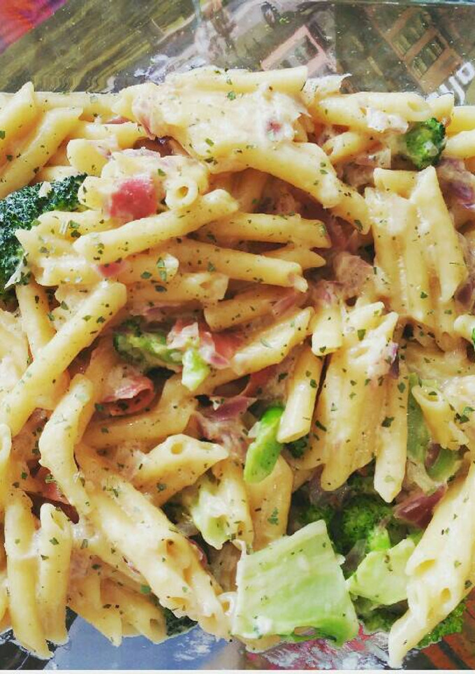 Una foto de Macarrones carbonara con brócoli y cebolla morada