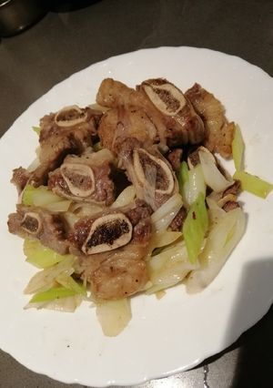 A picture of Stir fry Beef with Leeks.