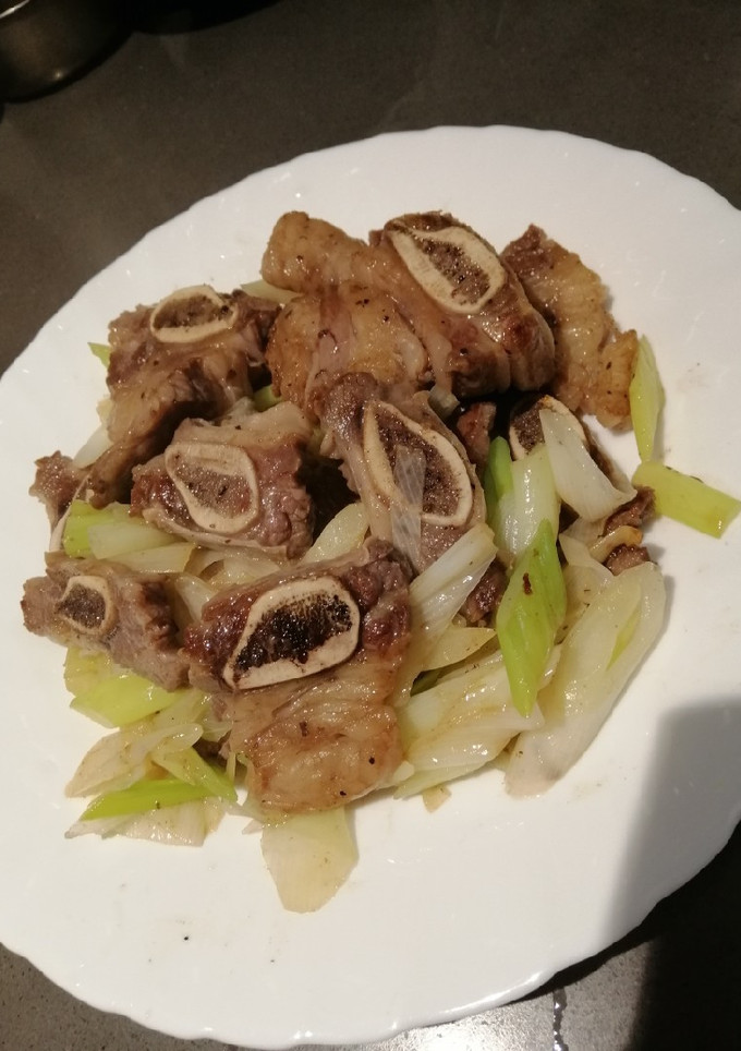 A picture of Stir fry Beef with Leeks.