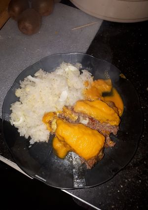 Una foto de Pan de carne con salsa de zanahoria y arroz con huevo