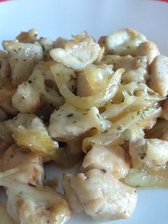 Una foto de Pollo con cebolla caramelizada