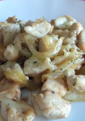 Una foto de Pollo con cebolla caramelizada