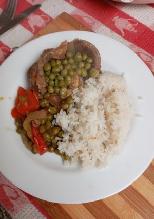 Una foto de Osobuco de vacuno arvejado con arroz blanco