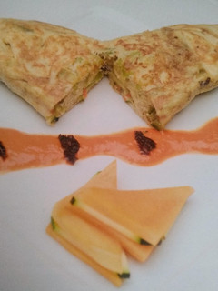 Una foto de Tortilla de verduras con San Jacobo de calabacín