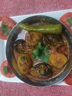ભરેલા રીંગણ બટાકા નુ શાક ઇન ટોમેટો ગ્રેવી (Bharela Ringan Bataka Shak In Tomato Gravy Recipe In Guja રેસીપી મુખ્ય ફોટો