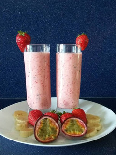 Una foto de Batido de fresa, maracuyá y plátano