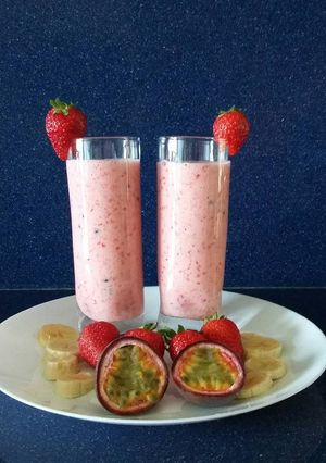 Una foto de Batido de fresa, maracuyá y plátano