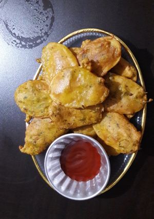 આલુ પકોડા(alu pakoda in Gujarati) રેસીપી મુખ્ય ફોટો