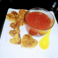 A picture of Carrot beet soup with garlic toast.