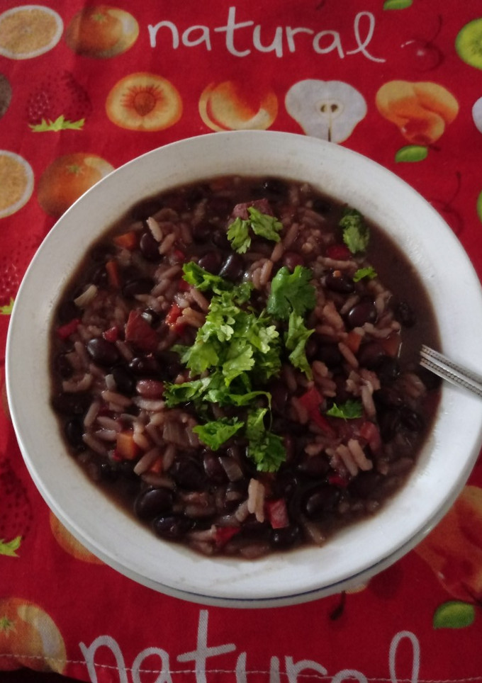 Una foto de Porotos negros con arroz