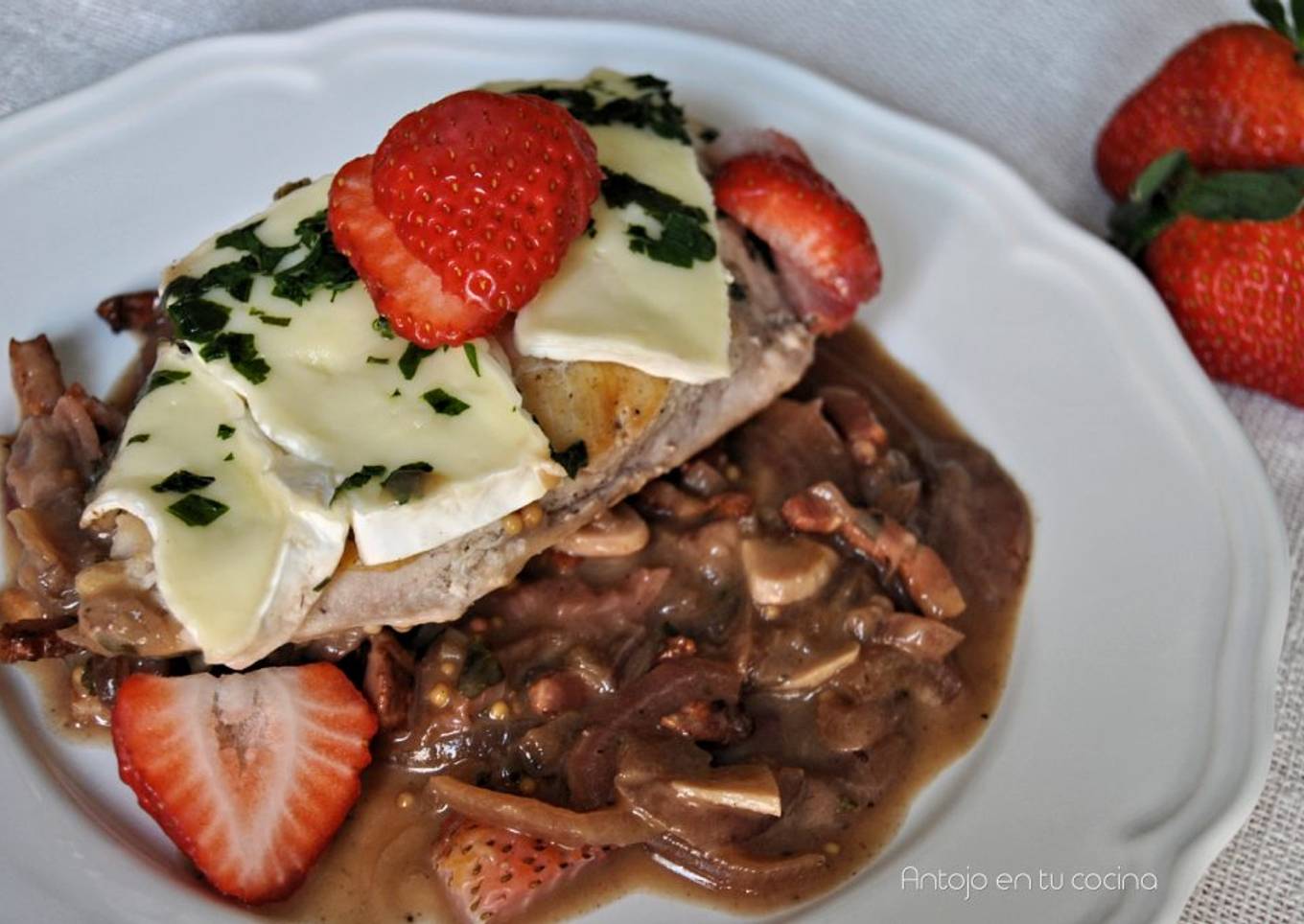 Pechugas con salsa de fresas, brie y vino blanco